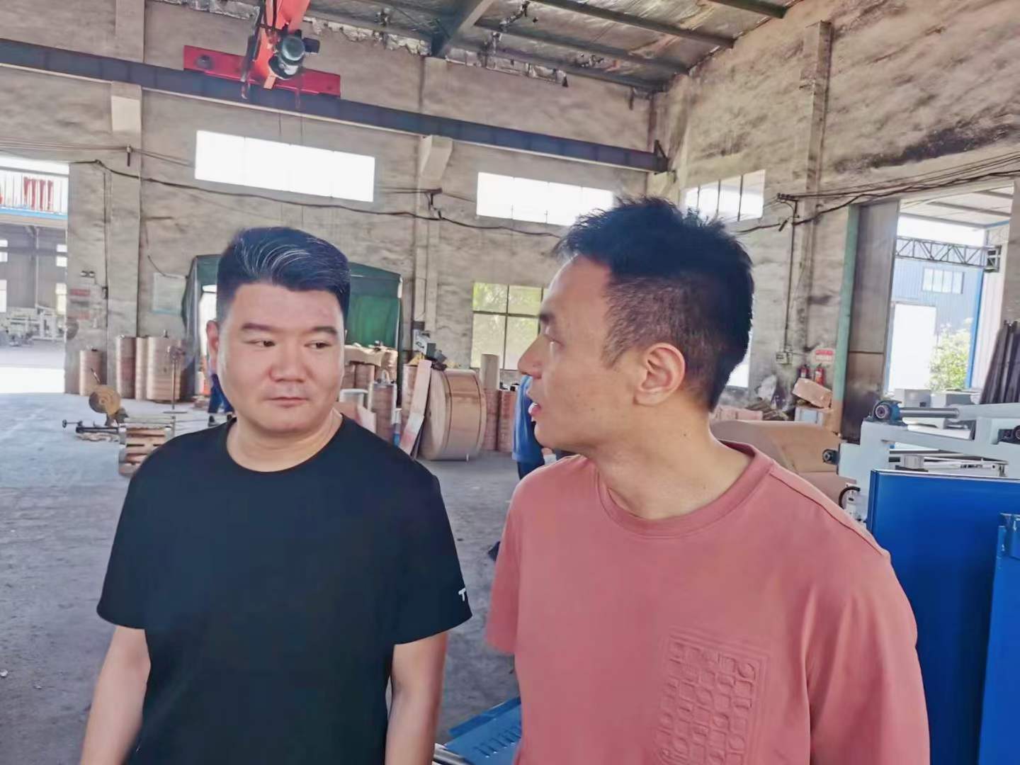 熱烈歡迎西工大趙盼博士后、教授帶領(lǐng)科研團隊到上高縣雙新紙桶設(shè)備有限公司考察，雙方就全自動鐵箍紙桶設(shè)備流水線的研發(fā)達成了初步的意向。